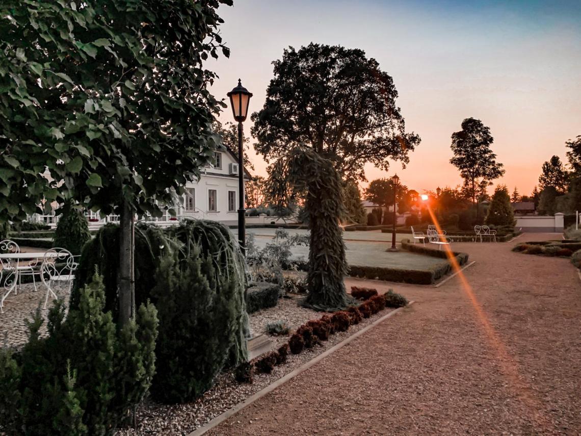 Hotel Przy Dworze Leśna Podlaska Exteriör bild