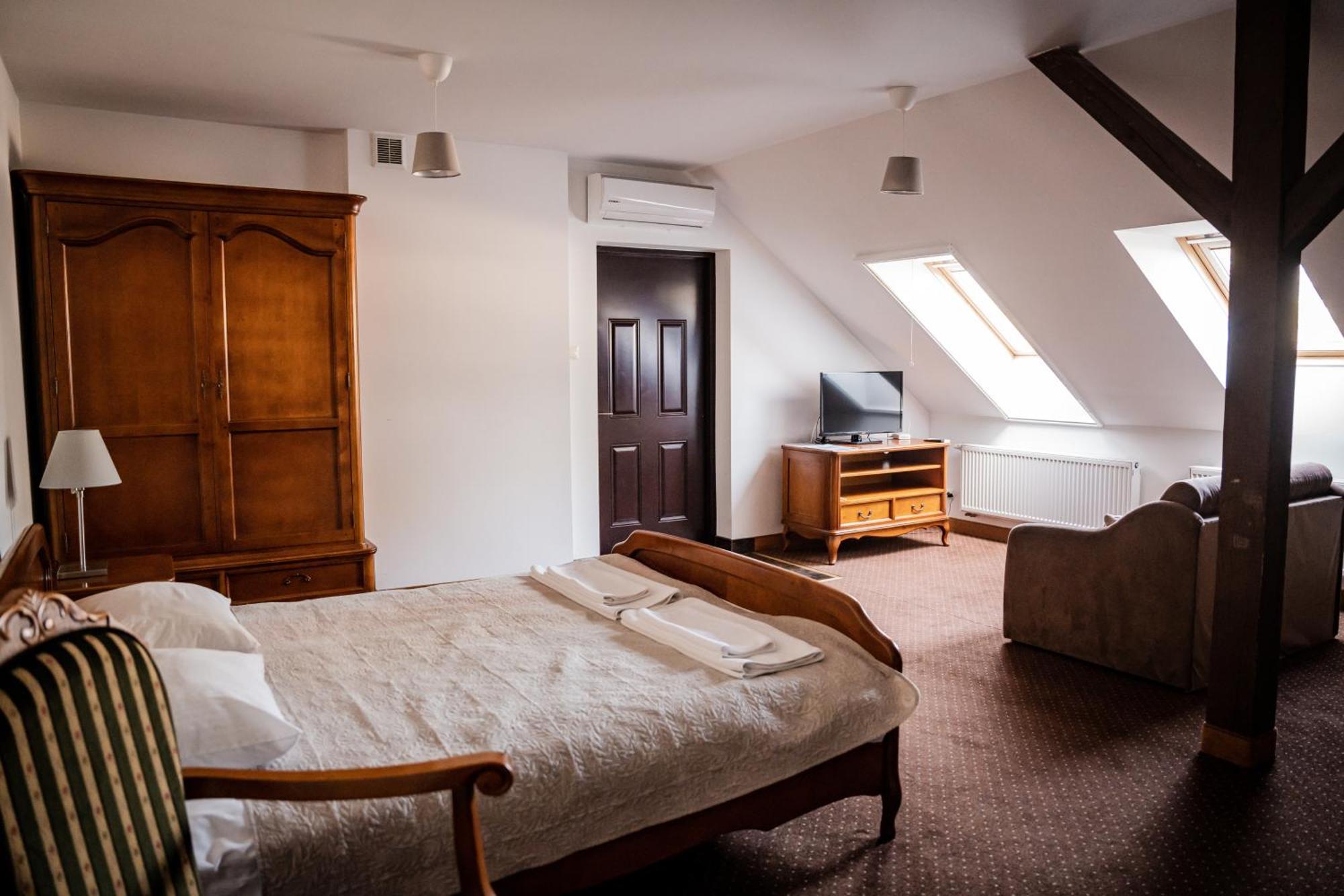 Hotel Przy Dworze Leśna Podlaska Exteriör bild